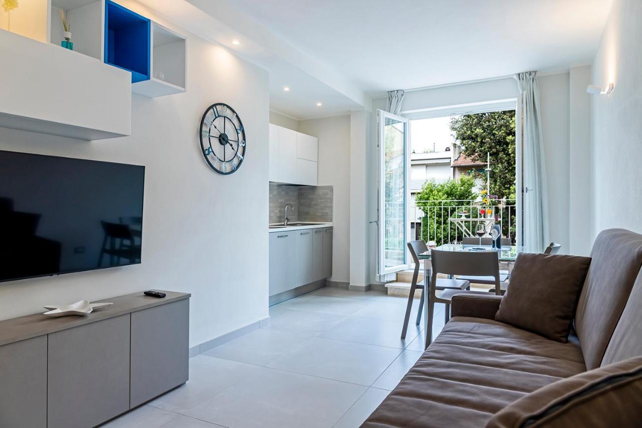 Versilia Residence - Colombo ลิโด ดิ กามาโยเร ภายนอก รูปภาพ